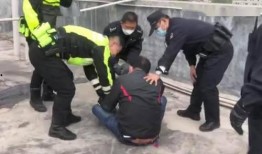 跳楼丈夫吃瓜民警,跳楼丈夫与吃瓜民警的惊人真相”