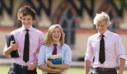 英国留学女吃瓜,揭秘留学生活中的趣味瞬间