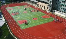 武汉校园操场吃瓜,武汉操场上的青春热议瞬间