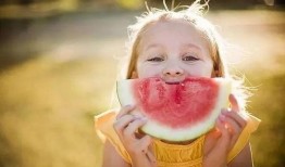 小孩吃瓜本能,揭秘小孩的天然吃瓜本能