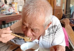 西藏大爷吃瓜视频大全,揭秘高原生活趣味瞬间