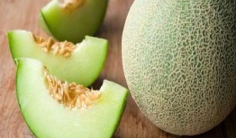 小孩吃瓜全过程哈密瓜,小孩的哈密瓜美食之旅