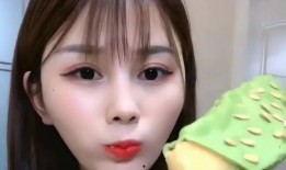 姐姐吃冰冻哈密瓜,姐姐的冰冻哈密瓜美食之旅