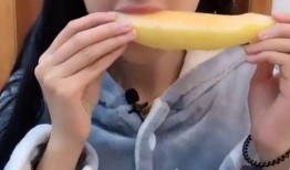 姐姐吃冰冻哈密瓜,姐姐的冰冻哈密瓜美食之旅