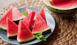 最近中介吃瓜事件,吃瓜群众热议“中介吃瓜”事件