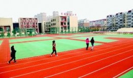 武汉校园操场吃瓜,武汉操场上的青春热议瞬间