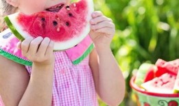 宝宝吃手上的瓜,探索婴儿口欲期的独特魅力