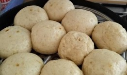 小黄兔吃瓜,小黄兔的甜蜜瓜果时光