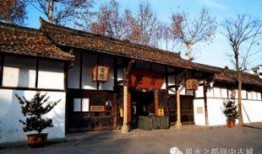 阆中贡院吃瓜照片,游客驻足品尝