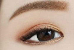 吃瓜少女怎么画眼影,打造清新自然妆容