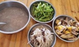 兄弟聚餐吃瓜,瓜香四溢，欢乐时光尽享其中