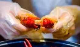 吃夜宵的时候吃瓜,瓜果飘香，尽享美食与娱乐的双重盛宴