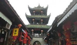 阆中贡院吃瓜照片,游客驻足品尝