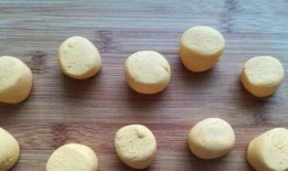 小熊吃瓜糯米新吃法,糯米瓜的创新美味探索