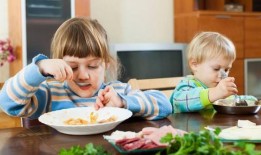 小孩吃瓜全是口水,小孩吃瓜口水横飞，欢乐无限