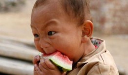小娃儿吃瓜,童趣盎然的夏日时光