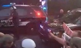 警民吃瓜,一场别开生面的警民互动盛宴