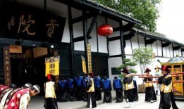 阆中贡院吃瓜照片,游客驻足品尝