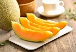 小孩吃瓜全过程哈密瓜,小孩的哈密瓜美食之旅