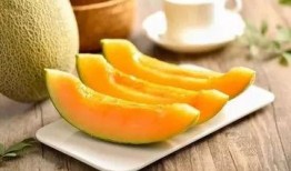 小孩吃瓜全过程哈密瓜,小孩的哈密瓜美食之旅