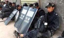 请警察吃瓜,警察与群众共享夏日清凉瓜果时光