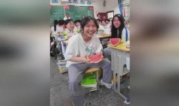 女孩埋头吃瓜图,女孩专注品尝美食瞬间