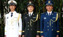 穿着军服女的吃瓜,女兵们的休闲日常瞬间