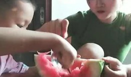 孙子吃瓜的样子,孙子吃瓜的悠闲时光