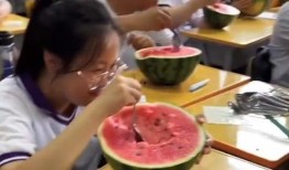 黑龙江教室门吃瓜