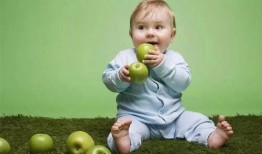 小孩吃瓜全是口水,小孩吃瓜口水横飞，欢乐无限