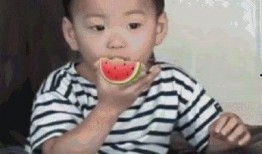 宝宝吃瓜表情包,萌态十足，笑翻众人