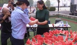 警民吃瓜,一场别开生面的警民互动盛宴