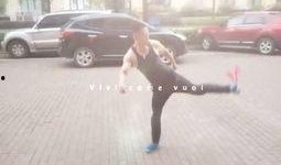 胖子打篮球吃瓜,边打边吃瓜乐在其中