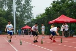 武汉校园操场吃瓜,武汉操场上的青春热议瞬间