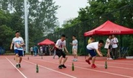 武汉校园操场吃瓜,武汉操场上的青春热议瞬间