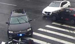 吃瓜视频车祸现场,吃瓜视频记录车祸现场，现场画面触目惊心