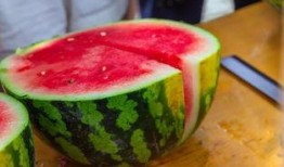 长青大学门吃瓜